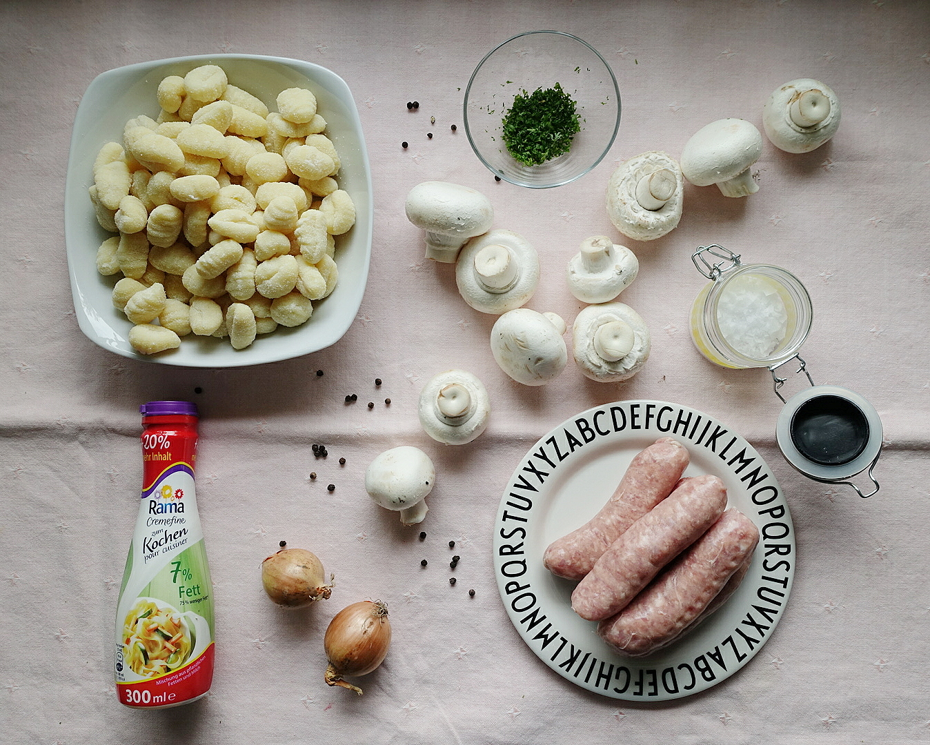 Schnelles und leckeres Mittagessen aus Gnocchi und Champignons in Rahmsauce