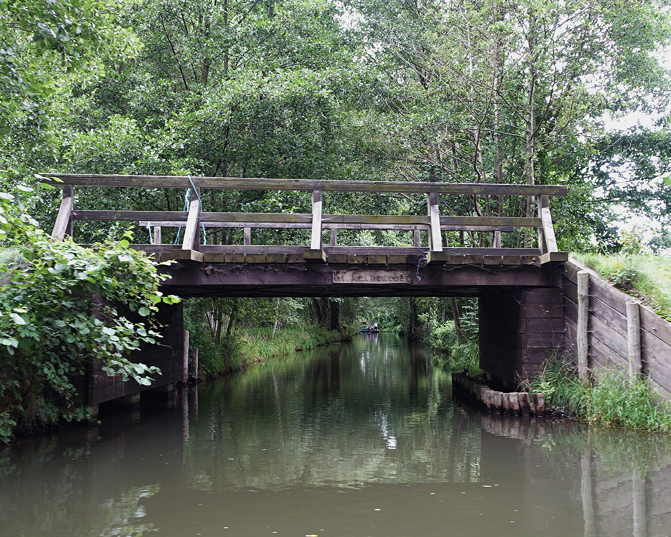Kanal und Brücke im Spreewald an einem verregneten Sommertag