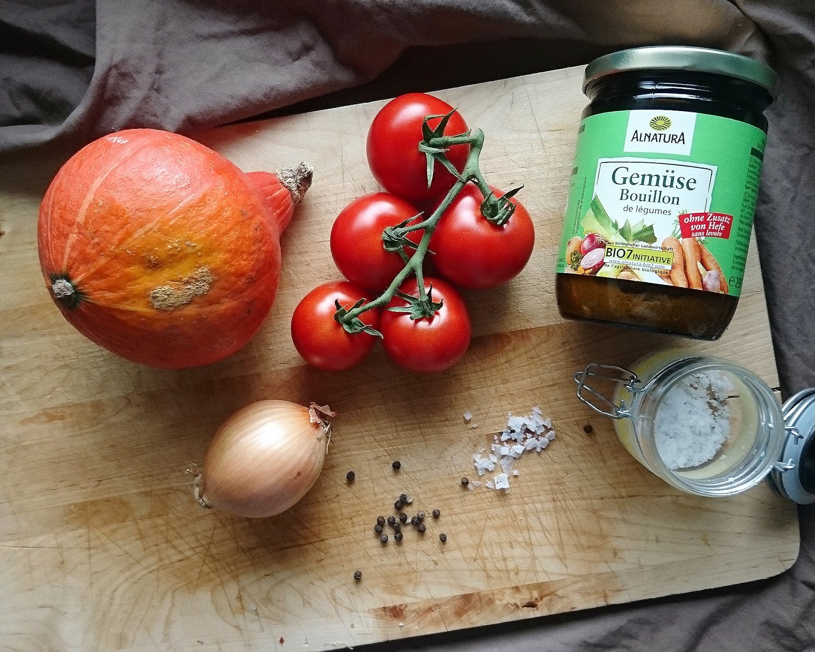 Die weltbeste Kürbis-Tomaten-Suppe | Wärmende Herbstrezepte | Kürbisrezepte | Saisonale Rezepte mit Kürbis | judetta.de