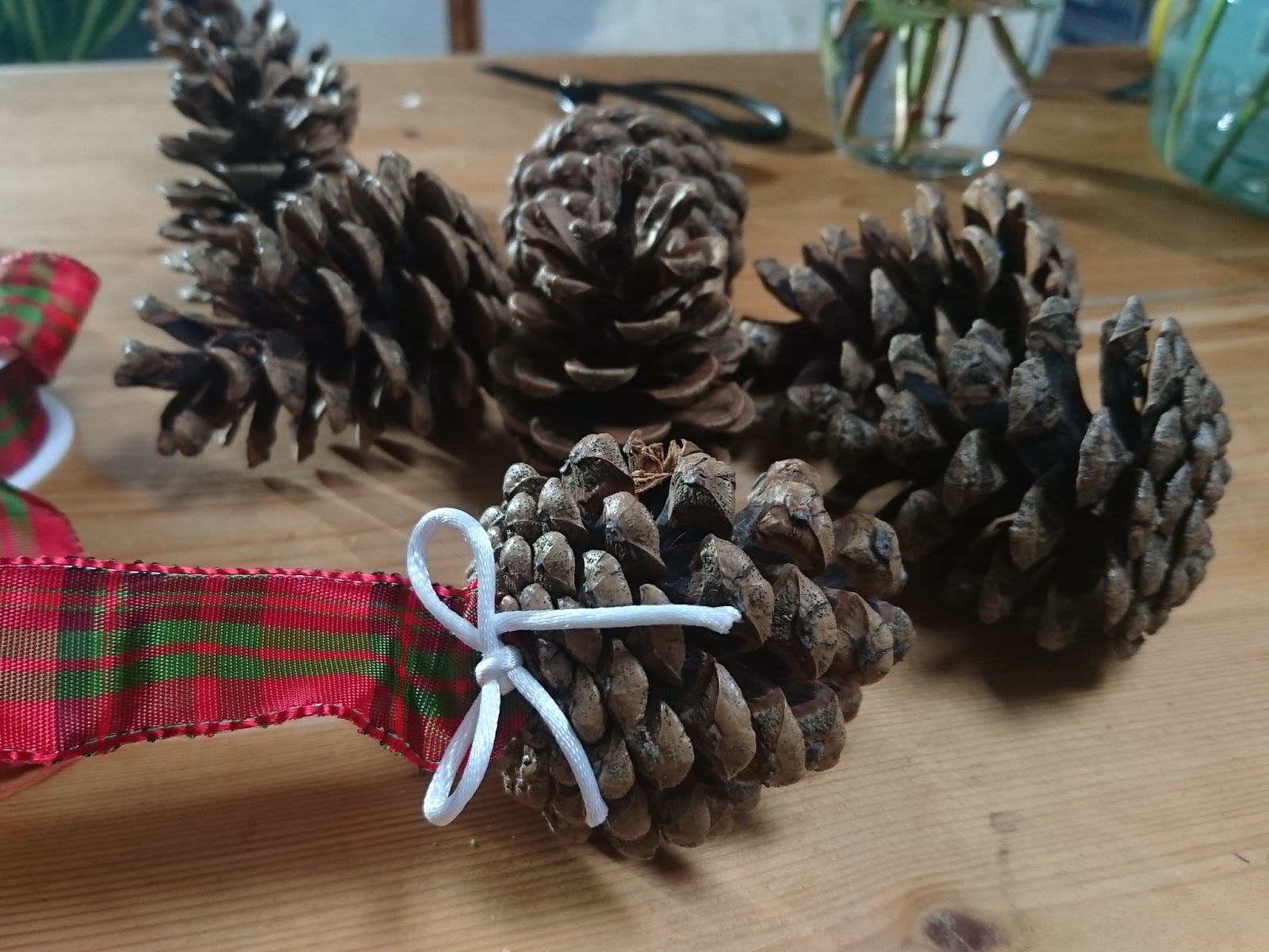 Eine Traube aus Tannenzapfen | Schnelles und einfaches DIY #herbstdeko #weihnachtsdeko #bastelnmitkindern | judetta.de