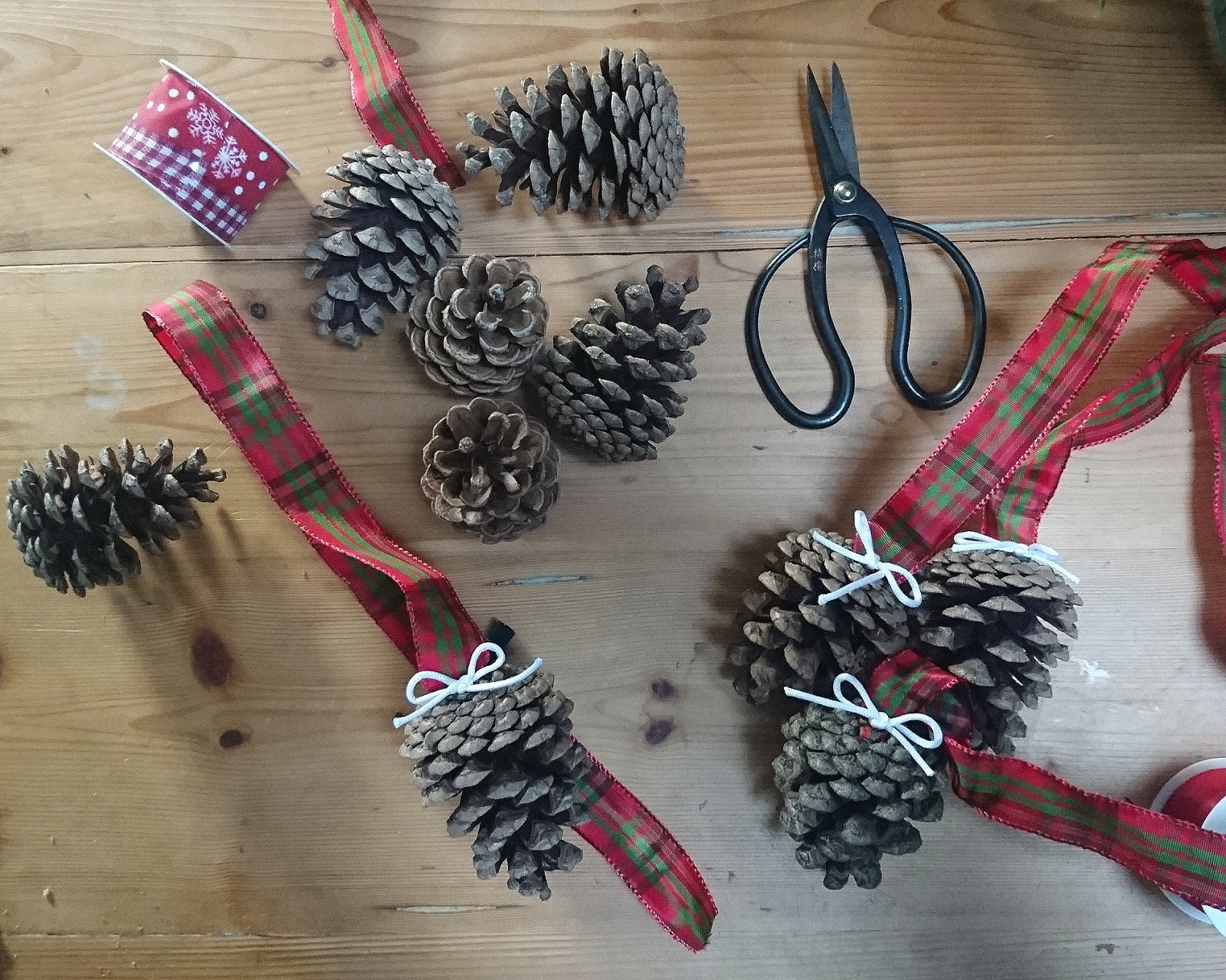 Eine Traube aus Tannenzapfen | Schnelles und einfaches DIY #herbstdeko #weihnachtsdeko #bastelnmitkindern | judetta.de