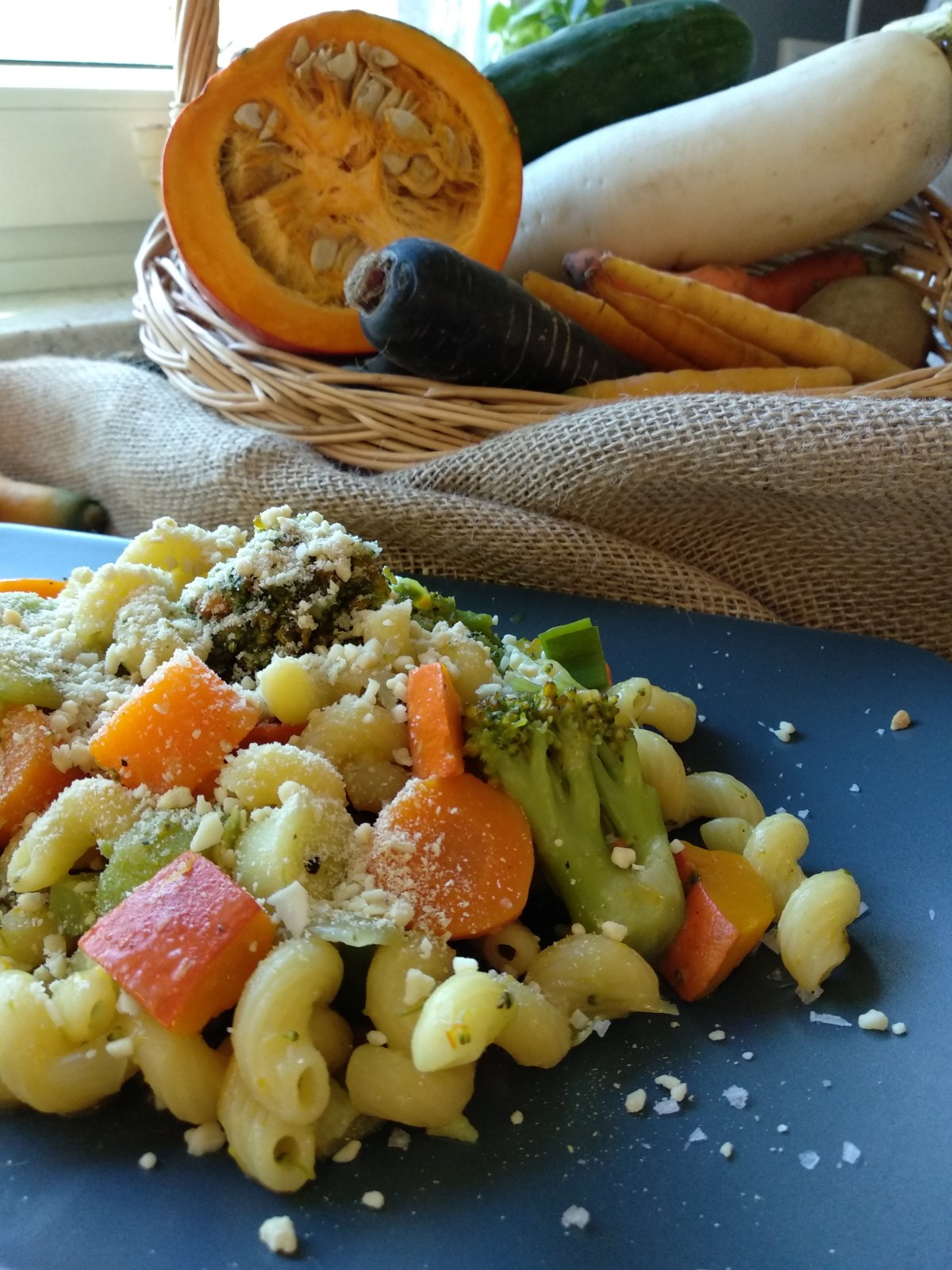 Zubereitet #inunter20 Minuten | Herbstliche One Pot Pasta mit Kürbis, Karotten, Brokkoli, Bohnen und Lauch | judetta.de | etepetete