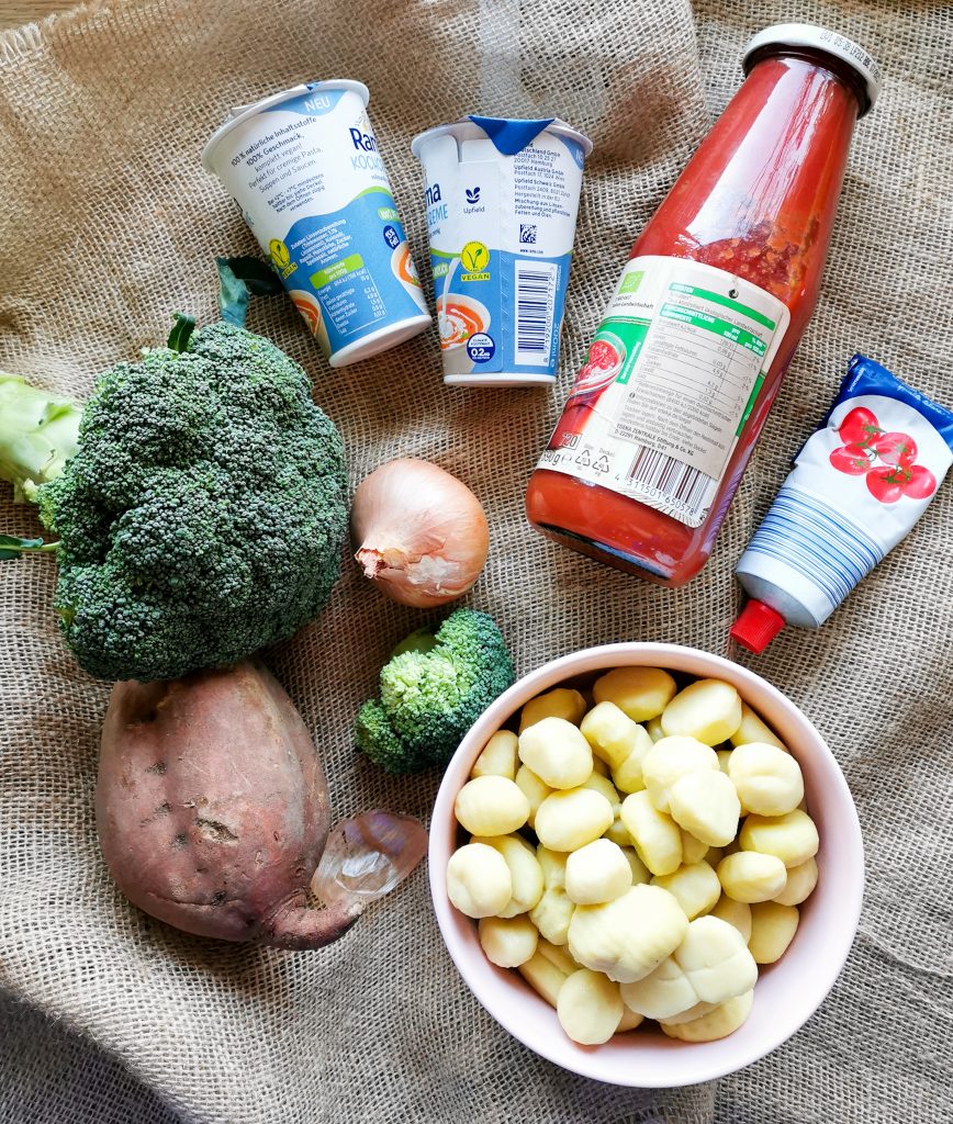 Schnelle Rezepte für die ganze Familie, die Kinder lieben: Tomatentopf mit Gnocchi, Süßkartoffeln und Brokkoli