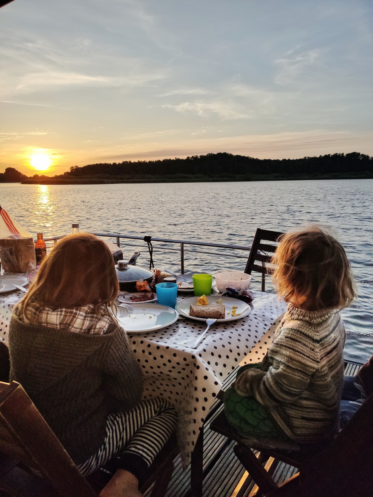 Mit Kindern den Sonnenuntergang vom Hausboot genießen