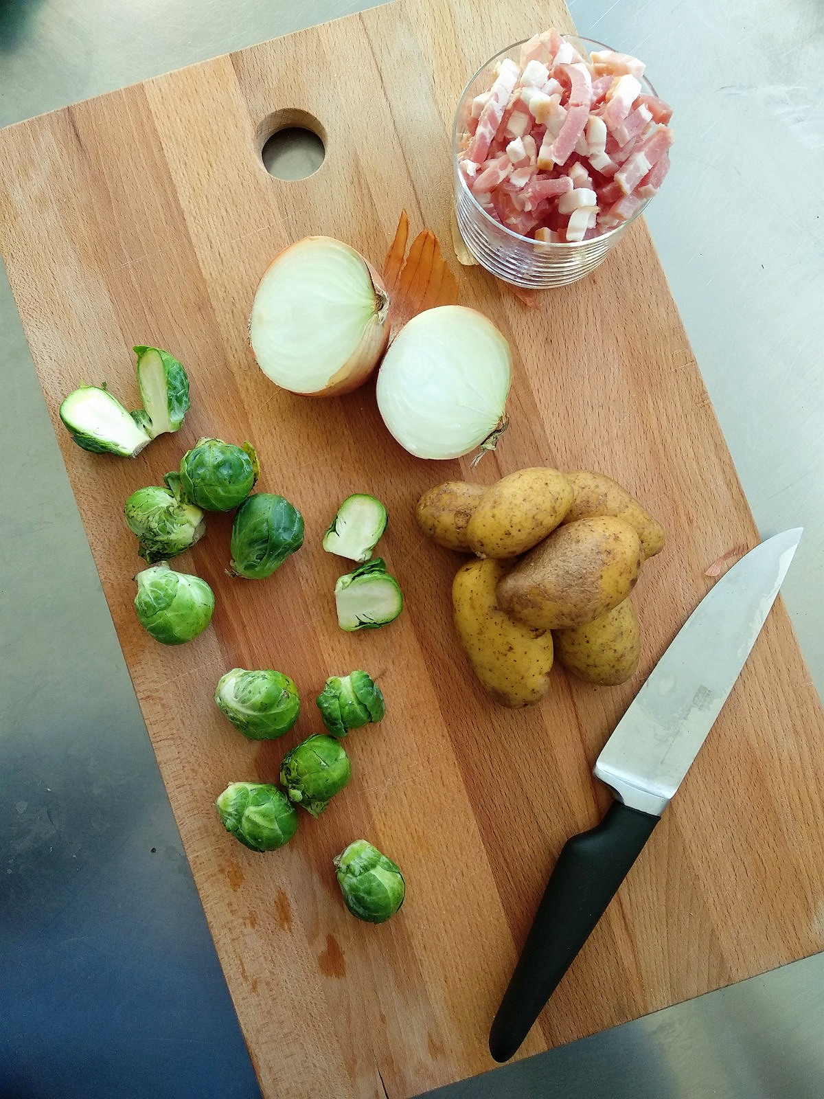 Im Ofen gerösteter Rosenkohl mit knusprigen Kartoffelspalten und Bacon | Herbstrezepte | judetta.de