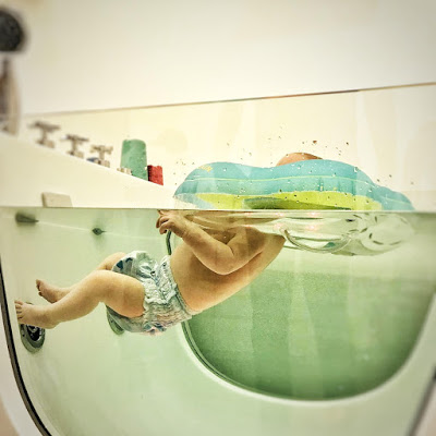 Baby im Floating Becken