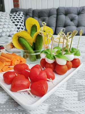 Essen für Kindergeburtstag oder Brotbox Bento: Tomaten Herzen und Tomaten Mozzarella Männchen
