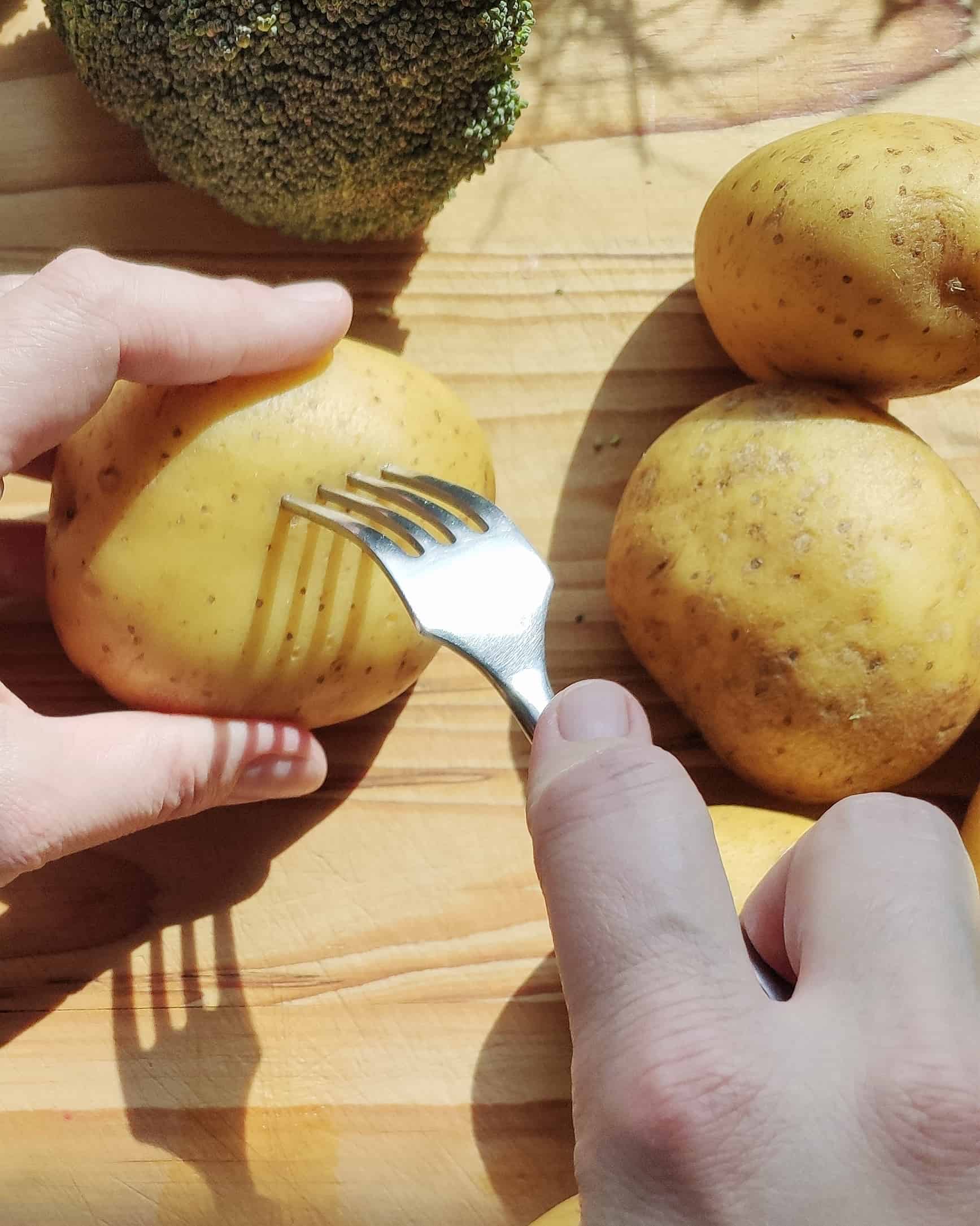 Vorbereitung von Ofenkartoffeln: mit einer Gabel einstechen