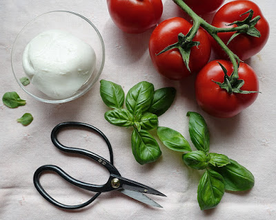 Schnelle Rezepte fürs Home Office: Hähnchenfächer Caprese mit Tomaten und Mozzarella, zubereitet in weniger als 20 Minuten #inunter20